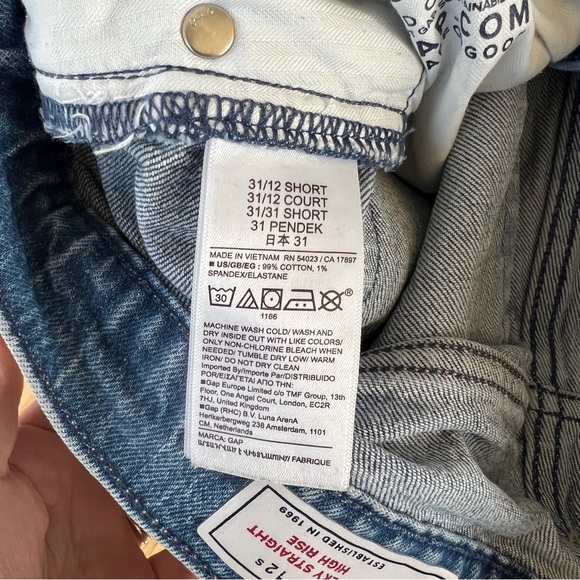 GAP women’s Cheeky Straight High Rise Jeans - Picture 3 of 9